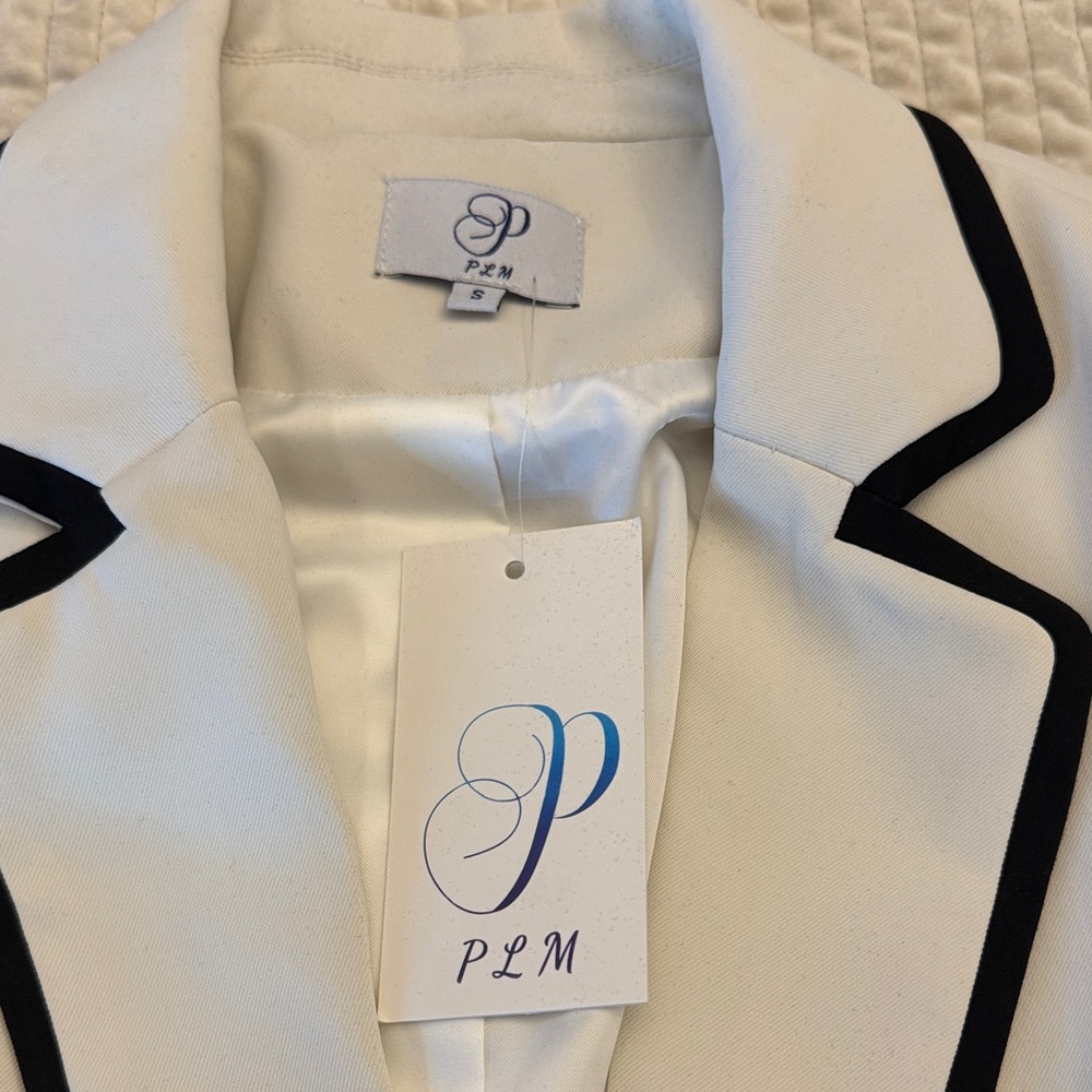 Chic Cream Blazer with Black Accents - Picture 3 of 6